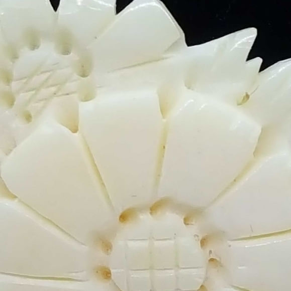 🔴 Vintage 1950's Carved Bone Brooch - Picture 4 of 11